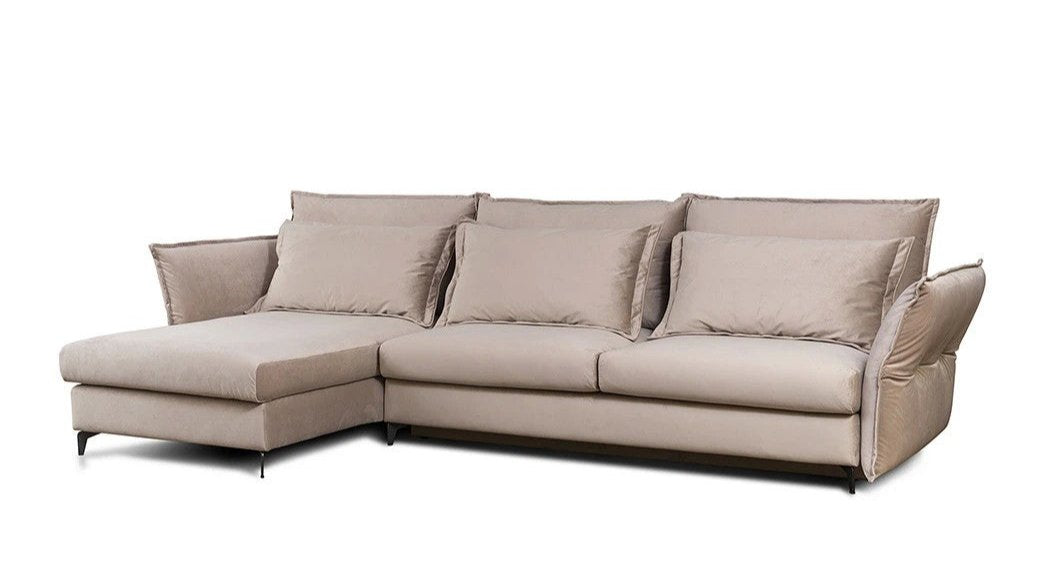  Das Eck-Schlafsofa Carmen beeindruckt durch elegantes Design mit Trapuntierung und unkomplizierte Umwandlung zum Bett