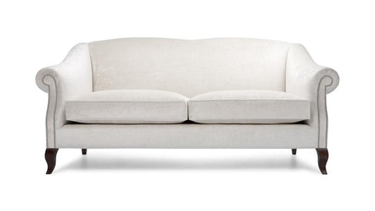 Elegantes Schlafsofa Holly mit 3/4 Sitzplätzen, klassischen  und goldenen Ziernägeln, edle Holzfüße.