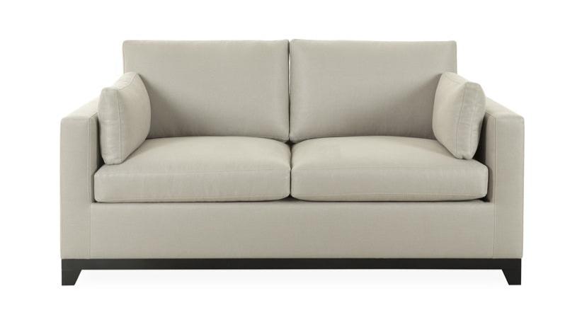 Modernes Schlafsofa Stella für zwei Personen mit weichen Linien, flexiblen Kissen und schlichtem Design.