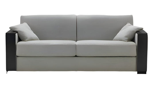 Elegantes Schlafsofa Gino mit 3 Sitzplätzen, rechteckigen Holzfüßen und Holzrahmen an den Armlehnen, perfekt für moderne Büros.