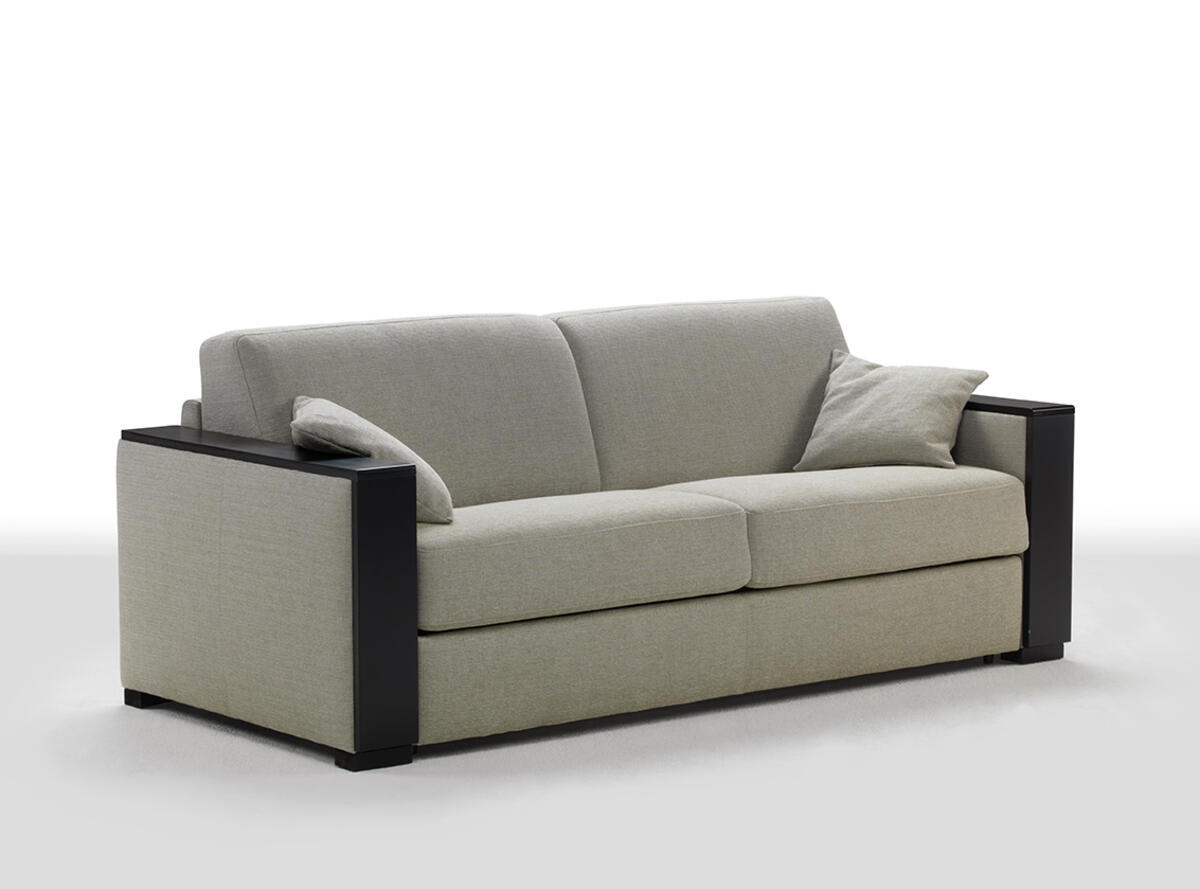 Elegantes Schlafsofa Gino mit 3 Sitzplätzen, rechteckigen Holzfüßen und Holzrahmen an den Armlehnen, perfekt für moderne Büros.