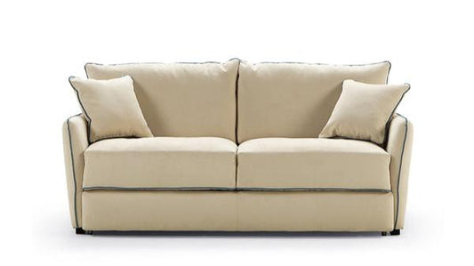 Zweiplätziges Schlafsofa Louna mit weichen Linien, zwei Kissen und fester Polsterung, ideal für modernes Wohndesign.