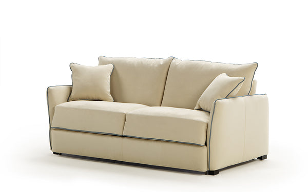 Zweiplätziges Schlafsofa Louna mit weichen Linien, zwei Kissen und fester Polsterung, ideal für modernes Wohndesign.