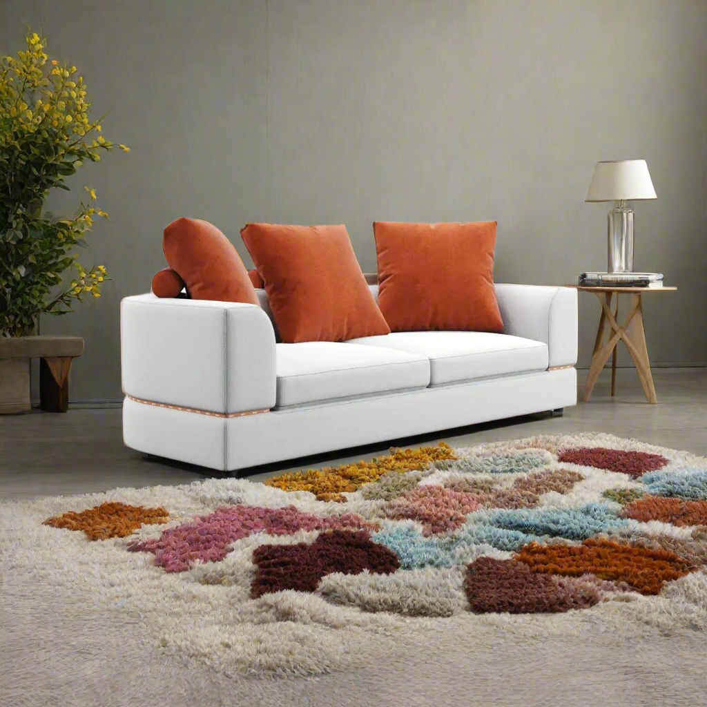 Schlafsofa Mary in modernem Design mit zwei Sitzplätzen und eleganten, orangefarbenen Kissen.