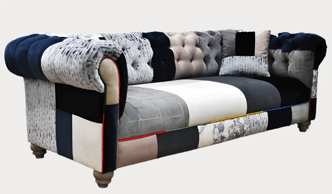 Die sorgfältig gearbeitete Trapuntierung auf dem Rückenlehnenbereich und das kunstvolle Patchwork-Design machen dieses Sofa zu einem echten Hingucker.