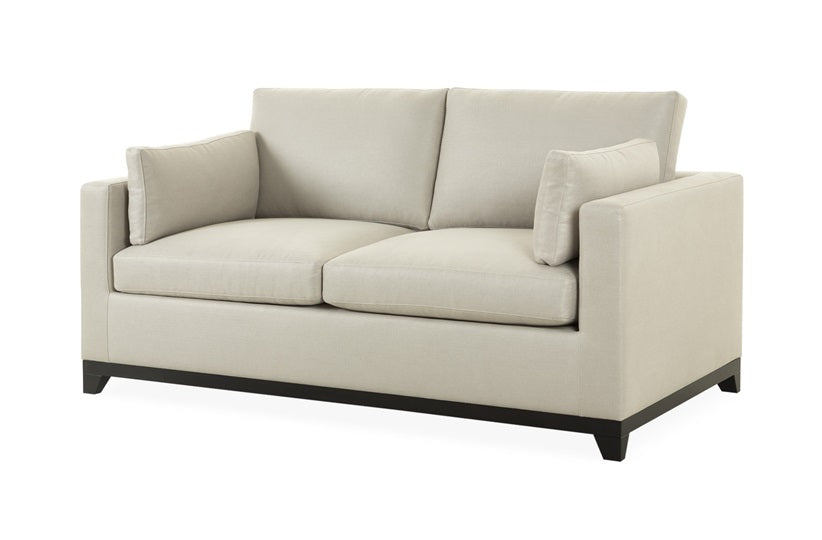 Modernes Schlafsofa Stella für zwei Personen mit weichen Linien, flexiblen Kissen und schlichtem Design.